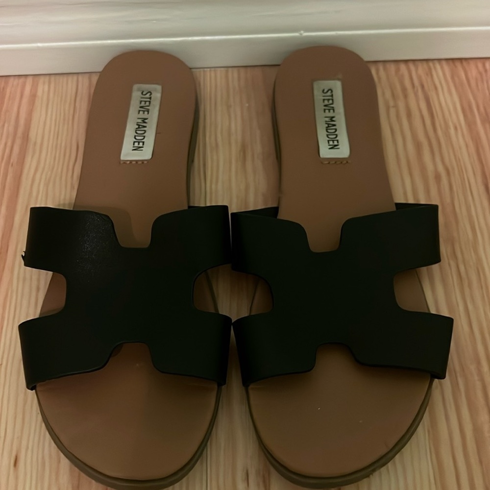 Womens 6.5 black and tan slides